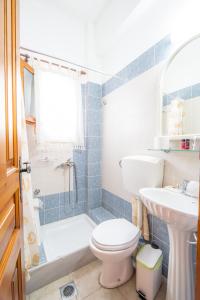 アフィソスにあるSeralis Pelionのバスルーム(トイレ、洗面台、シャワー付)