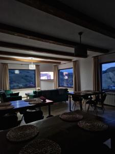 Afbeelding uit fotogalerij van Complex Dealu' Frumos in Întorsura Buzăului +56 foto's