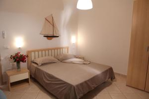 1 dormitorio con 1 cama con un barco en la pared en Residence Solar, en Torre Ovo