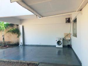 a room with a washing machine and a toilet at Casa aconchegante 303 sul in Palmas