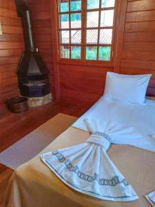 uma cama num quarto com um fogão em Refúgio Allamanda em Visconde de Mauá