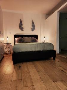 una camera con un letto con due uccelli sul muro di Downtown Ciudad de México a Città del Messico