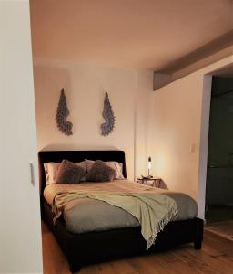 1 dormitorio con 1 cama con 2 mariposas en la pared en Downtown Ciudad de México, en Ciudad de México