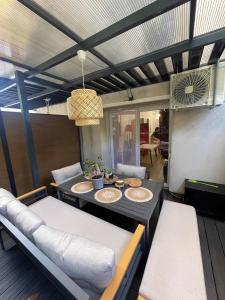 een kamer met een tafel en stoelen en een eetkamer bij T1/ terrasse /proche centre Lyon in La Mulatière