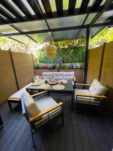 eine Terrasse mit Tisch und Stühlen auf einem Deck in der Unterkunft T1/ terrasse /proche centre Lyon in La Mulatière