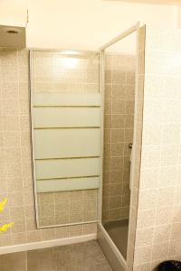 una doccia con porta in vetro in bagno di chez Moon a Le Blanc-Mesnil