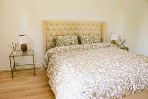 una camera da letto con un grande letto con due comodini di chez Moon a Le Blanc-Mesnil