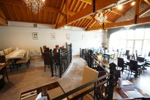 une salle à manger avec des tables et des chaises ainsi qu'un lustre dans l'établissement The Castledawson Inn, à Magherafelt