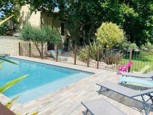 Piscina de la sau aproape de Gite du Mas de la Finière ,avec SPA intérieur