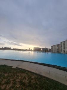 una gran piscina en una ciudad con edificios en Laguna Bahia, en Algarrobo