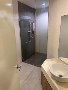 een badkamer met een douche en een wastafel bij Luxzell Room KLCC Sharing House with other Guests in Kuala Lumpur