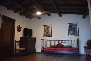 sala de estar con cama y TV en Castillo Esmeralda en Las Gabias