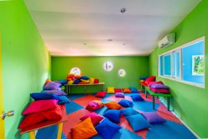 Pokój z kolorowymi poduszkami w pokoju w obiekcie Queen's Park Goynuk Hotel - All Inclusive w mieście Kemer