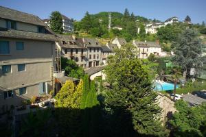 Bazén v ubytování Hôtel du Lion d'Or nebo v jeho okolí