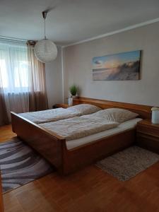 een slaapkamer met een groot bed in een kamer bij Ferienwohnung Wenzl in Schnaitsee