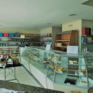 une boulangerie avec une vitrine en magasin dans l'établissement Hotel Peritoró, 