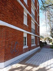 un edificio de ladrillo con graffiti en el costado en Departamento de categoría en corazón de Miramar en Miramar