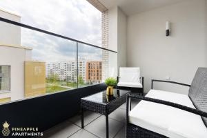 een balkon met een tafel en stoelen en een raam bij Pineapple Apartments Dresden Altstadt IV - 91 qm - 1x free parking in Dresden