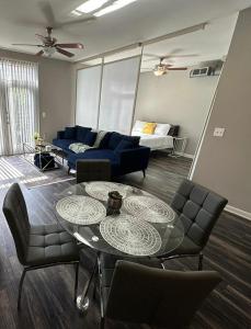 uma sala de estar com uma mesa e um sofá em 2 bedroom 4 beds Apartment on the heart of Legacy West em Plano