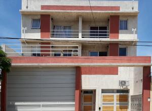 圣罗莎Edificio Parana的带阳台的大楼,阳台上有狗