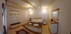 1 dormitorio con cama y escritorio. en Casuta din Valea Regilor, en Grădiştea de Munte