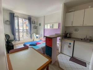a small kitchen with two beds in a room at Paris Saint Maurice Montgolfier in Saint-Maurice