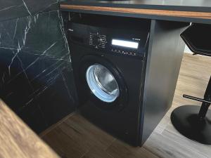 - Lavadora en una habitación con encimera en COMFY DEN by Cozy Stories, en Alexandroupoli