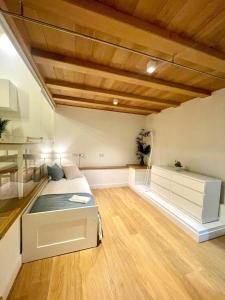 ein Schlafzimmer mit einem Bett und einer Holzdecke in der Unterkunft Apartamento "Villa Marinera" in Luanco