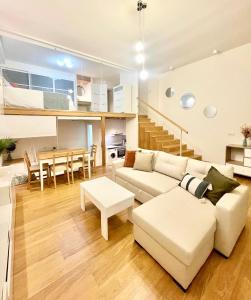 ein Wohnzimmer mit einem Sofa und einem Tisch in der Unterkunft Apartamento "Villa Marinera" in Luanco