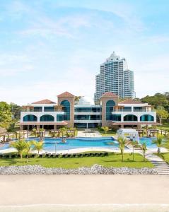 um resort com piscina e um edifício em 08A Stunning Rooftop Pool-360 Views of Sea & Canal em ArraijÃ¡n