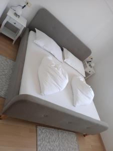 Tempat tidur dalam kamar di Tirol Appartements
