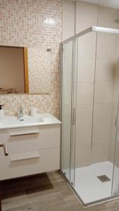 a bathroom with a shower and a sink at ATICO A 3 KM DE SANXENXO CON PISCINA Y GARAJE in Sanxenxo