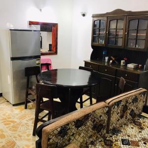 uma cozinha com uma mesa preta e um frigorífico em شالية مفروش قرية سما العريش em El Arish