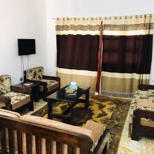 uma sala de estar com sofás e uma mesa em شالية مفروش قرية سما العريش em El Arish