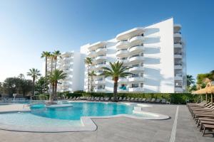 Bazén v ubytovaní Alcudia Beach Apartments alebo v jeho blízkosti
