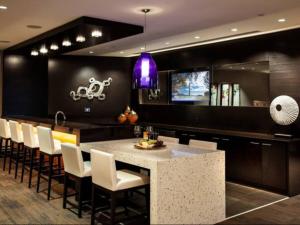 una sala da pranzo con bar e sedie bianche di Luxury condo @Crystal City with Amazing Amenities ad Arlington