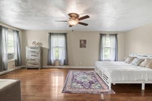 um quarto com uma cama e uma ventoinha de tecto em Spacious Home Sleeps 22! Dogs OK em Lansing