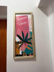 uma imagem de uma imagem emoldurada de uma planta numa parede em Ideal para parejas y estudiantes em Resistência