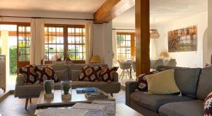 salon z kanapą i stołem w obiekcie Puerto Marina Villa w mieście Benalmádena