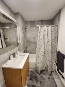 Een badkamer bij NYC Vibe 2BR Apt - Close to Times Square