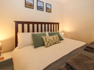 Кровать или кровати в номере Fellside Cottage
