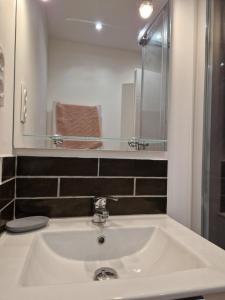 een badkamer met een wastafel en een spiegel bij Maison de village en Provence in Sainte-Tulle