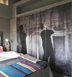 拉亞蒂科的住宿－La Casetta di Borgo Appartamento Albero，卧室,卧室的窗帘上有一男声唱麦克风