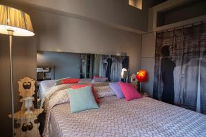 拉亞蒂科的住宿－La Casetta di Borgo Appartamento Albero，一间卧室配有一张大床,配有粉色和蓝色的枕头