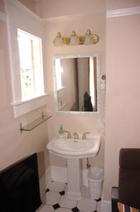 Salle de bains dans l'établissement Windsor Guest House