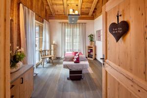 Posezení v ubytování Gramai Alm alpengenuss & natur spa