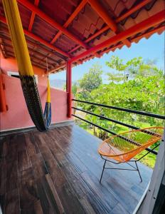 una hamaca en el porche de una casa en Casa Recién Remodelada Con Alberca a8 min de playa en Ixtapa