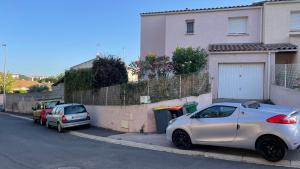 two cars parked on the side of a street at Chez Ced&Lolo in Béziers