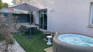 a hot tub in the backyard of a house at Chez Ced&Lolo in Béziers