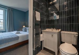 une salle de bain avec un lit, des toilettes et un lavabo dans l'établissement Premium Designer 4 Bedroom Home in Clifton - 3 Bathrooms & Cinema Room, à Bristol 45 autres photos